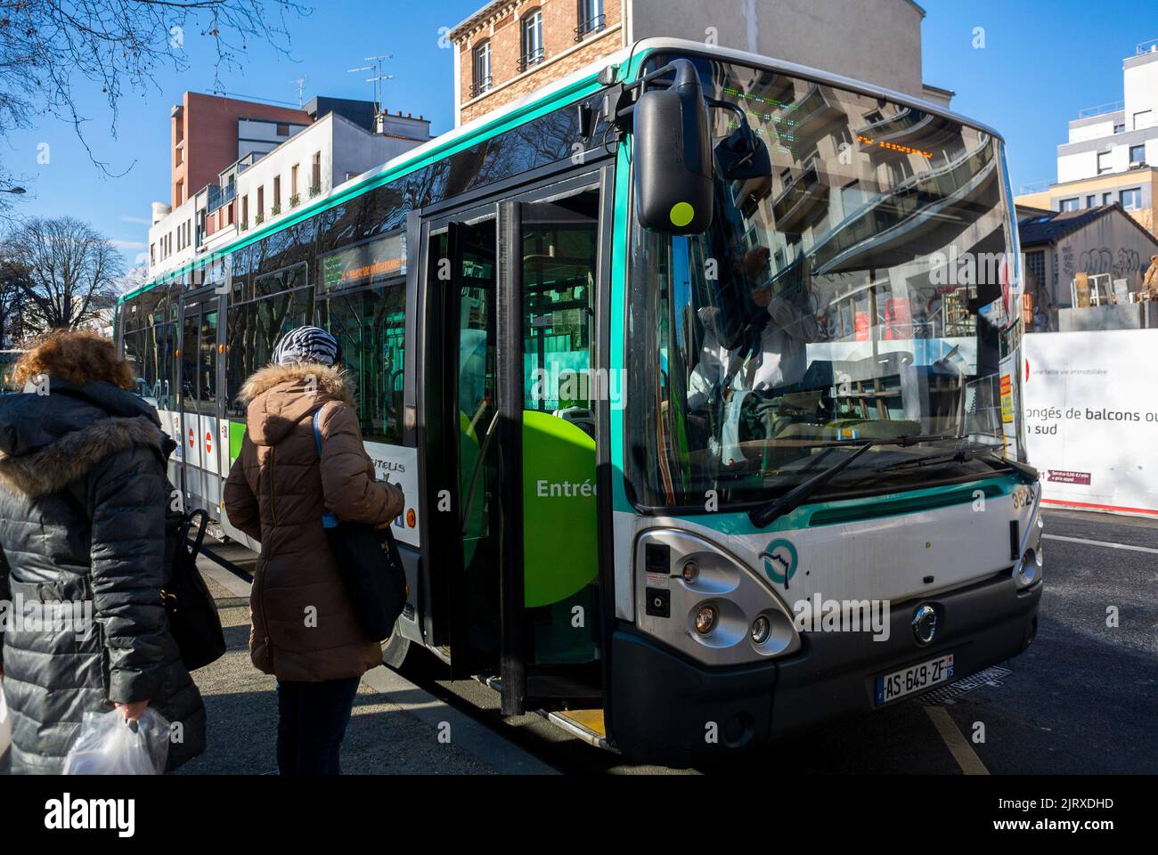 Montreuil, France, femmes passagers embarquant dans les bus publics, RATP Paris banlieue, rue Paris banlieue, banlieue des dépenses publiques en France Banque D'Images