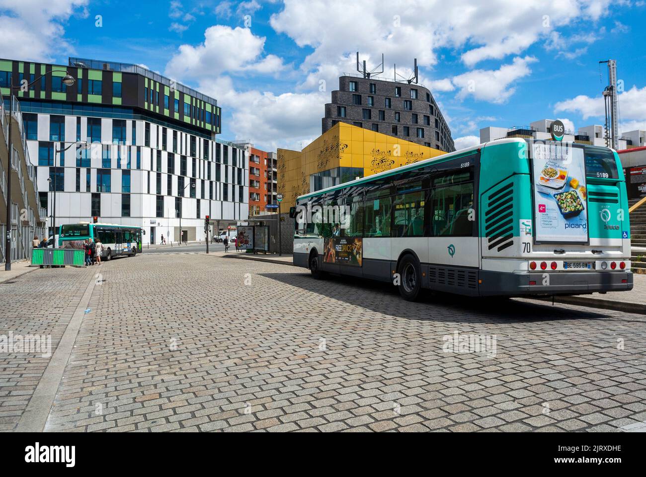 Les Lilas, France, vue grand angle, extérieur, bus public, RATP Paris sur la rue Banque D'Images