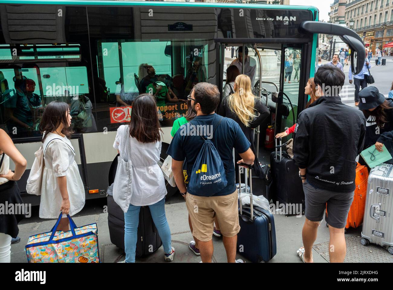 Paris, France, foule, jeunes touristes parisiens par derrière, en prenant la navette de l'aéroport Roissy Charles de Gaulle bus RATP avec bagages Banque D'Images