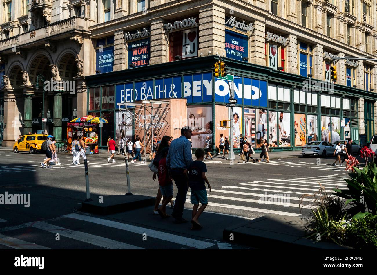 Un magasin Bed Bath & Beyond à Chelsea, à New York, vendredi, 19 août 2022. Les actions de Bed Bath & Beyond, une victime du négoce d'actions en mémoire, ont chuté d'environ 41%, quelques jours seulement après avoir doublé.(© Richard B. Levine) Banque D'Images