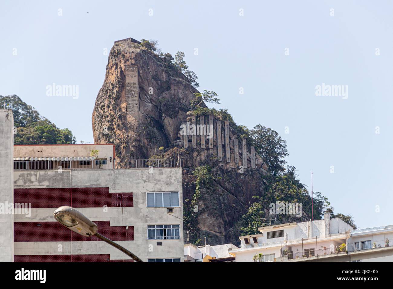 Colline connue avec buse inhanga, située à Copacabana Rio de Janeiro brésil. Banque D'Images