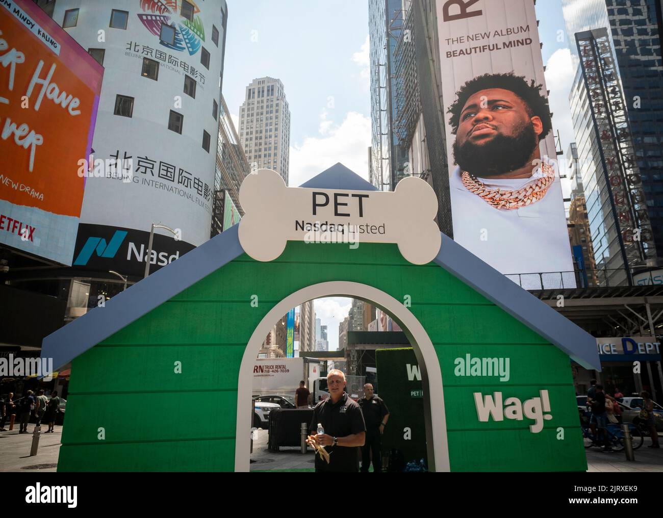 Les travailleurs déconstruisent des accessoires après un événement promotionnel pour la marche de chien et d'autres services de soins aux animaux de compagnie Wag! Devant la bourse Nasdaq de Times Square à New York jeudi, 18 août 2022. (© Richard B. Levine) Banque D'Images