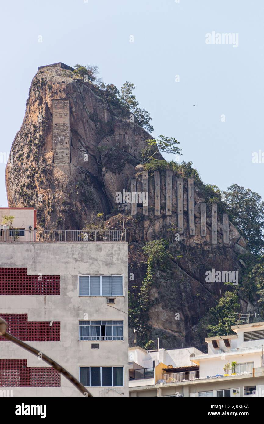 Colline connue avec buse inhanga, située à Copacabana Rio de Janeiro brésil. Banque D'Images