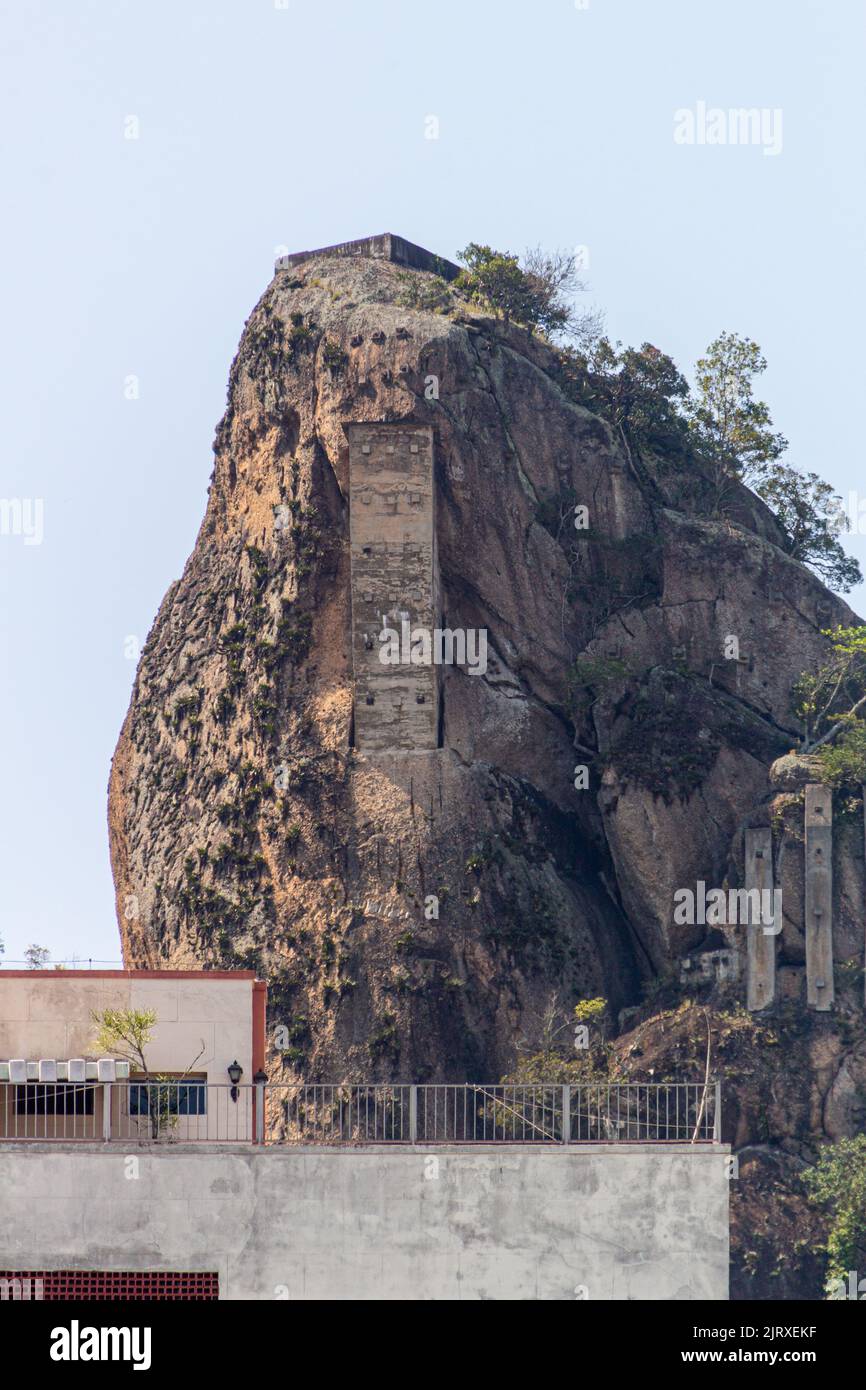 Colline connue avec buse inhanga, située à Copacabana Rio de Janeiro brésil. Banque D'Images
