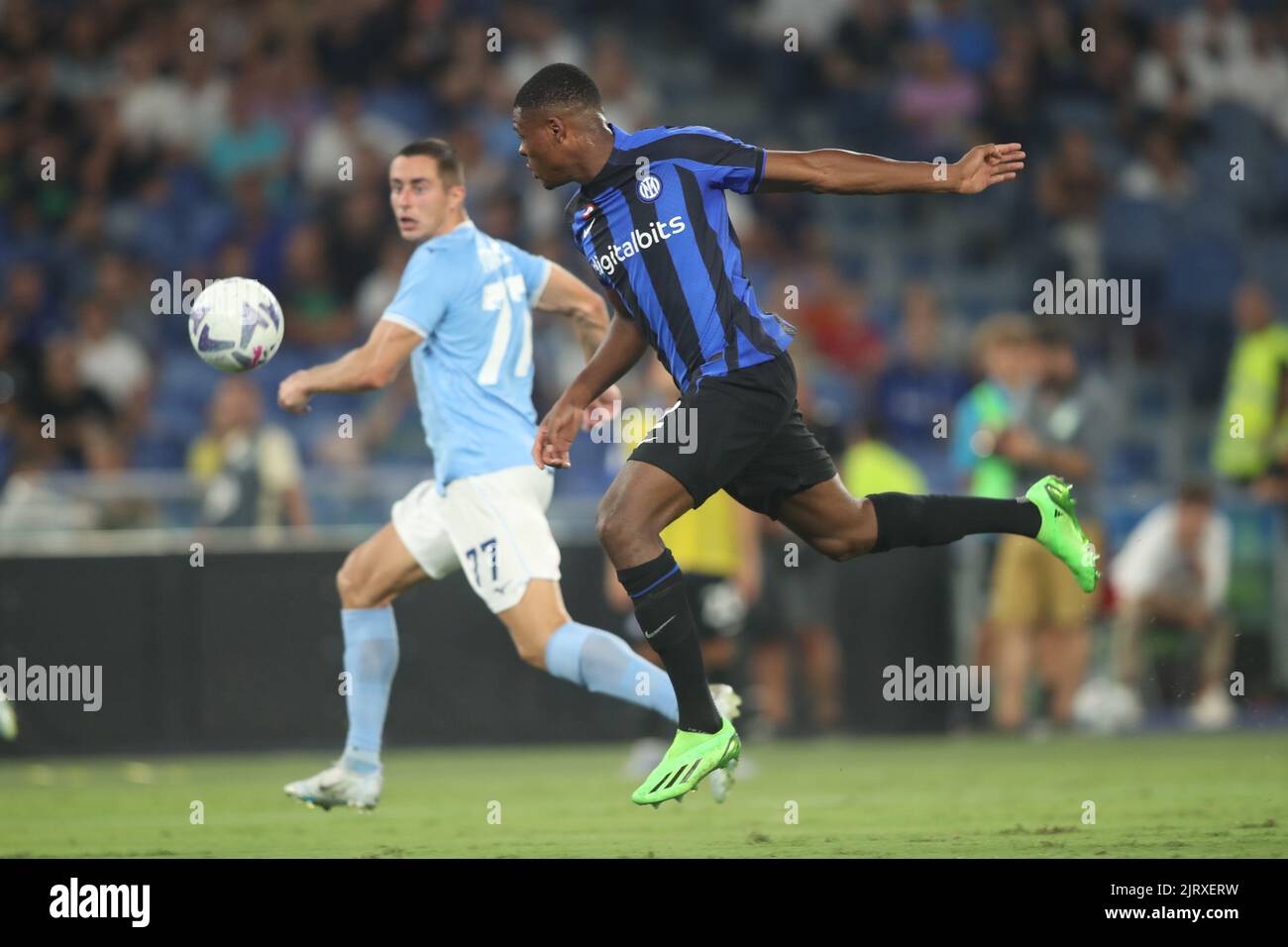 Rome, Italie. 26th août 2022. ROME, Italie - 22.08.2022: Dumfries Denzel (INTER) en action pendant le TIM série italien Un match de football entre SS Lazio vs FC Inter Milan au stade olympique de Rome. Crédit : Agence photo indépendante/Alamy Live News Banque D'Images