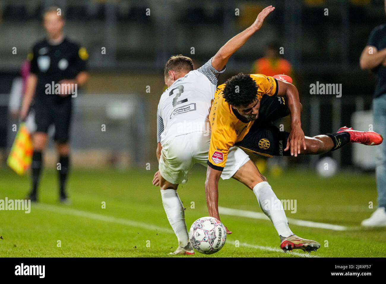 Kerkrade, pays-Bas. 26th août 2022. KERKRADE, PAYS-BAS - AOÛT 26: Boyd Lucassen de NAC Breda, Terrence Douglas de Roda JC pendant le match néerlandais de Keukenkampioendisie entre Roda JC et NAC Breda à Parkstad Limburg Stadion 26 août 2022 à Kerkrade, pays-Bas (photo de Geert van Ereven/Orange Pictures) crédit: Orange pics BV/Alay Live News Banque D'Images