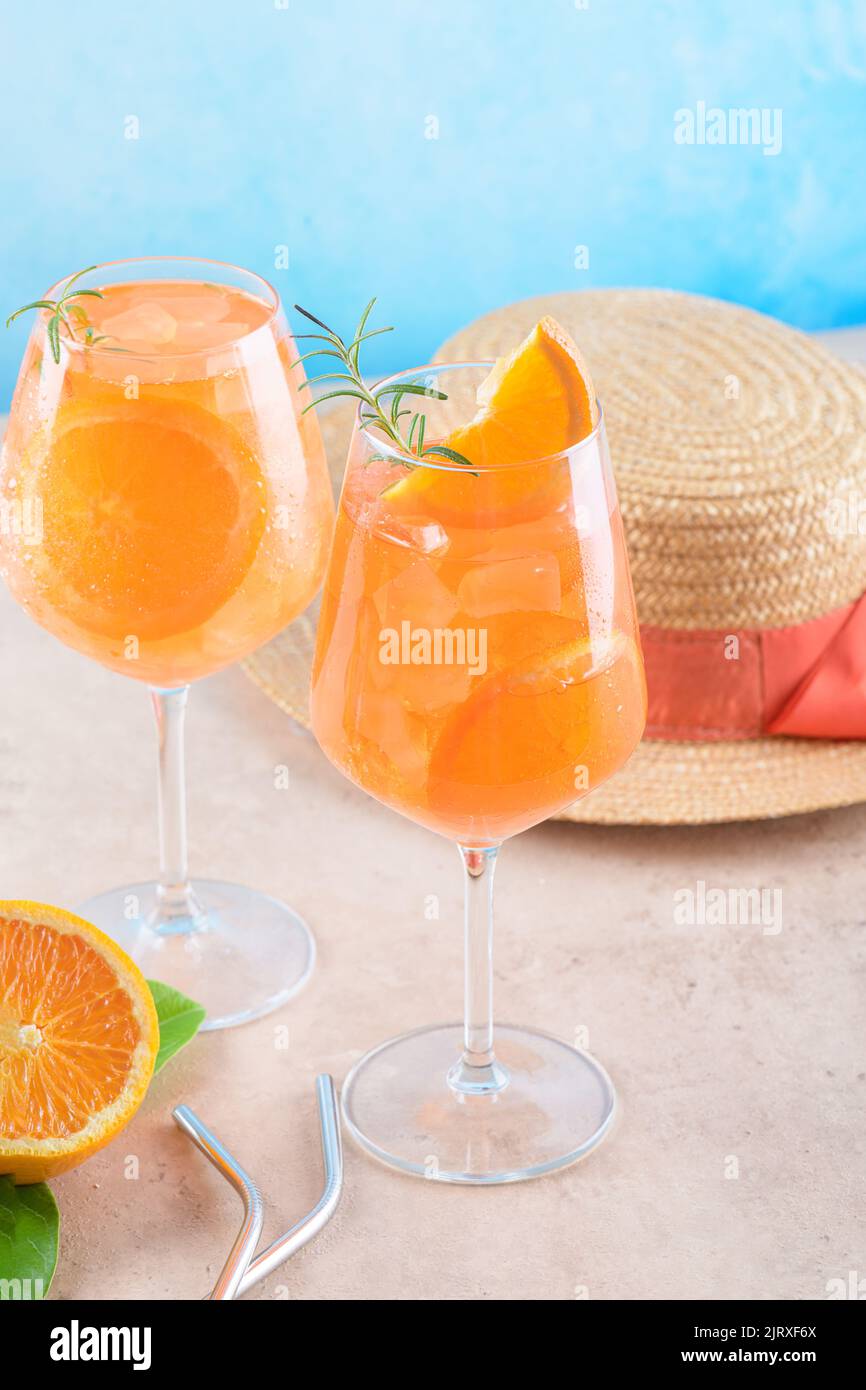 Apéritif italien classique apéritif aperol spritz dans deux verres avec glace, orange sur fond bleu sur podium en marbre Banque D'Images