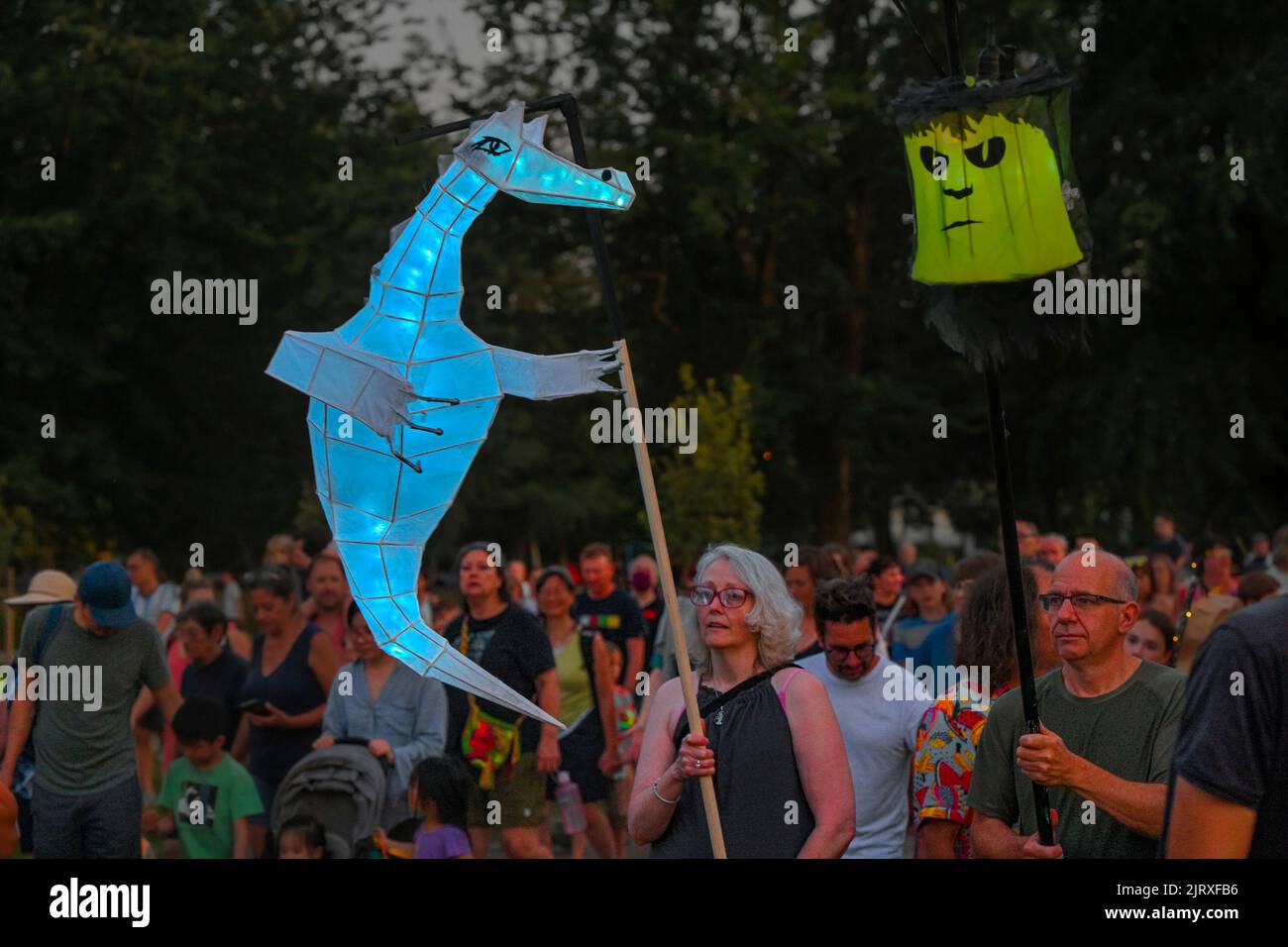 Joueur de corne française, procession lanterne, lac Trout, parc John Hendry, Vancouver, Colombie-Britannique, Canada Banque D'Images