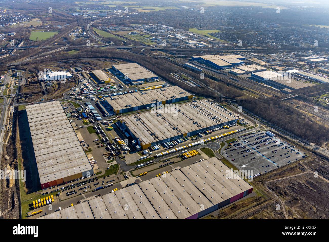 Vue aérienne, zone industrielle Westfalenhütte avec centre logistique Amazon, Schenker, Decathlon et Post DHL, Dortmund, région de Ruhr, Rhénanie-du-Nord-Westphalie Banque D'Images