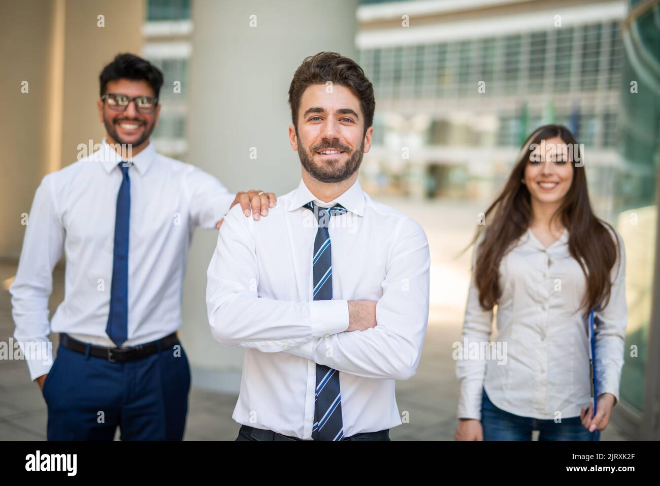 Groupe de jeunes entrepreneurs souriant Banque de photographies et d ...