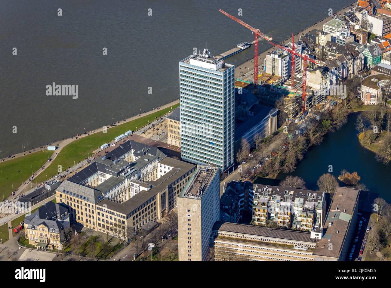 Vue aérienne, Mannesmann-Hochhaus et Haus der Geschichte avec chantier de construction adjacent et nouveau bâtiment Alltours siège à la Mannesmannufer Banque D'Images