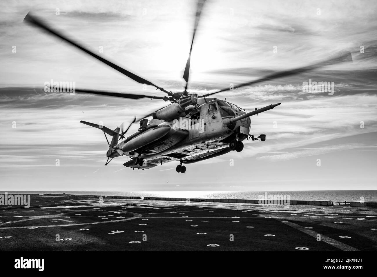 220810-N-PC065-2042 MER BALTIQUE (AOÛT 10, 2022) – Un hélicoptère CH-53E Super Stallion, affecté au Marine Medium Tiltrotor Squadron (VMM) 263 (rein.), est lancé à partir du quai de transport amphibie de classe San Antonio USS Arlington (LPD 24) pendant les opérations de vol en mer Baltique, le 10 août 2022. Arlington et embarqué 22nd Marine Expeditionary Unit fait partie du Kearsarge Amphiobie Ready Group, sous le commandement et le contrôle de Task Force 61/2, est en cours de déploiement prévu dans la zone des opérations de la Marine des États-Unis en Europe, employée par la U.S. Sixth Fleet pour défendre les États-Unis, allié et partenaire Inte Banque D'Images