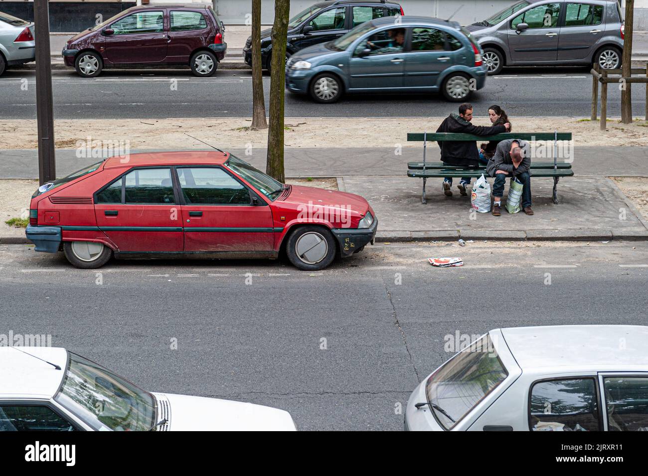 Un jeune couple regarde un homme en détresse. Paris, France. Banque D'Images