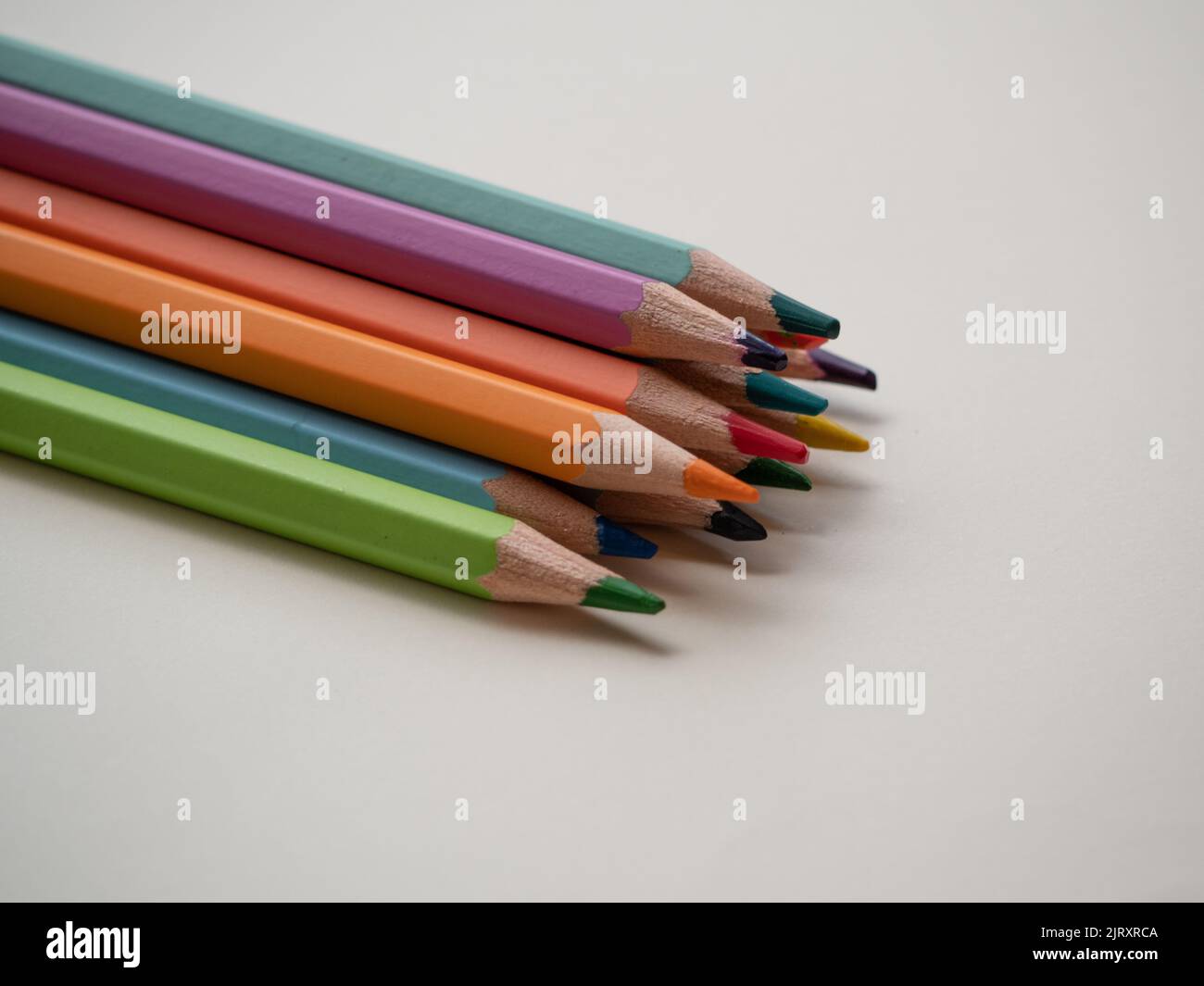 gros plan des crayons de couleur isolés sur fond blanc Banque D'Images