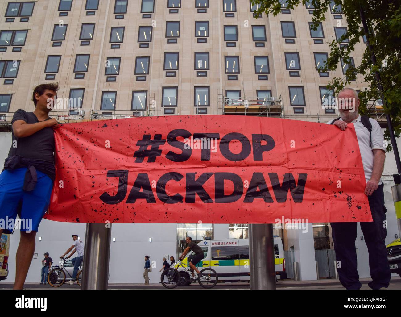 Londres, Royaume-Uni. 26th août 2022. Les manifestants tiennent une bannière « Stop Jackdaw » pendant la manifestation. Des manifestants se sont rassemblés devant le siège de Shell à Londres pour protester contre le champ gazier de Jackdaw en mer du Nord. Crédit : SOPA Images Limited/Alamy Live News Banque D'Images