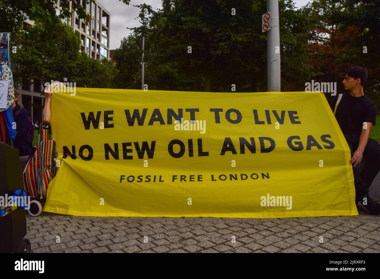 Londres, Royaume-Uni. 26th août 2022. Les manifestants tiennent une bannière qui indique « nous voulons vivre, pas de nouveau pétrole et gaz » pendant la manifestation. Des manifestants se sont rassemblés devant le siège de Shell à Londres pour protester contre le champ gazier de Jackdaw en mer du Nord. Crédit : SOPA Images Limited/Alamy Live News Banque D'Images