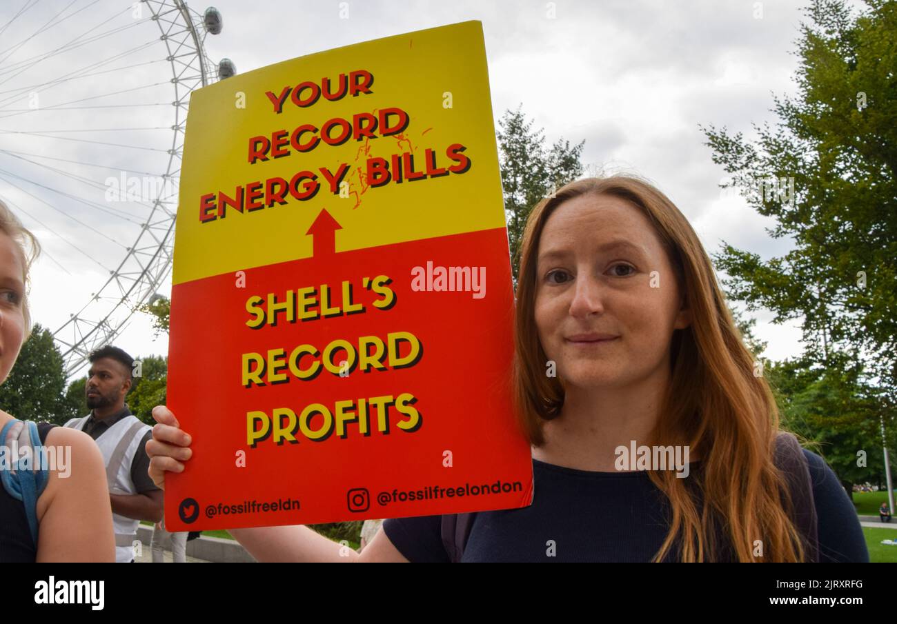 Londres, Royaume-Uni. 26th août 2022. Un manifestant tient un écriteau montrant des factures d'énergie record en hausse ainsi que les bénéfices records de Shell, pendant la démonstration. Des manifestants se sont rassemblés devant le siège de Shell à Londres pour protester contre le champ gazier de Jackdaw en mer du Nord. Crédit : SOPA Images Limited/Alamy Live News Banque D'Images