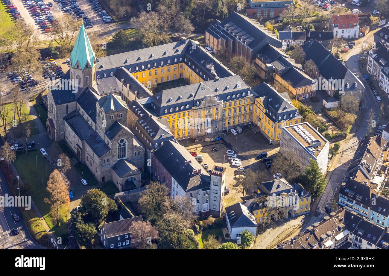 Vue aérienne, Université des Arts de Folkwang et basilique catholique St. Ludgerus dans le district werden à Essen, région de la Ruhr, Rhénanie-du-Nord-Westphalie, GE Banque D'Images