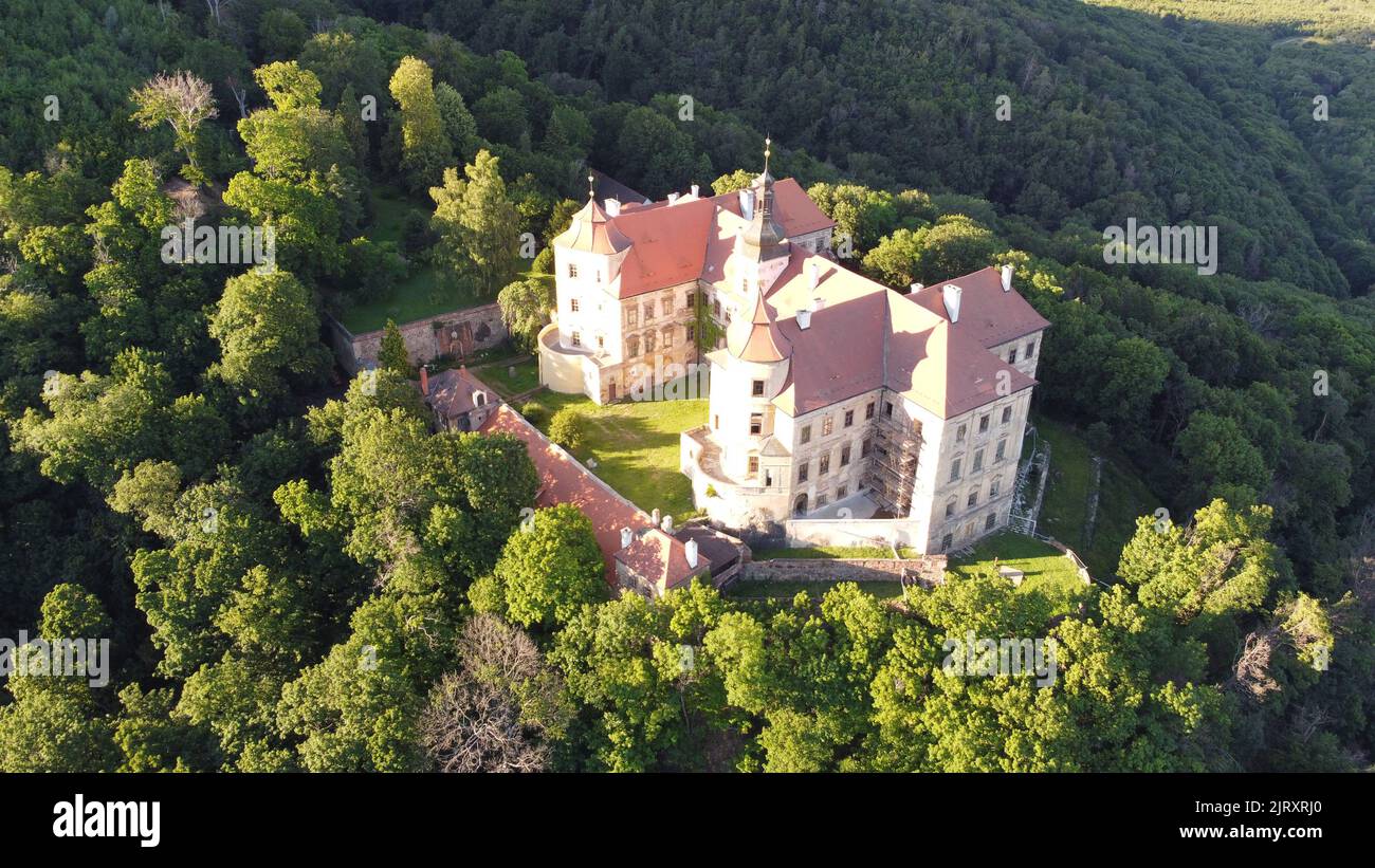 Château de Jezeri situé près de la mine de charbon en Bohême du Nord, château d'État Jezeři, République tchèque. Vue panoramique panoramique panoramique panoramique Banque D'Images