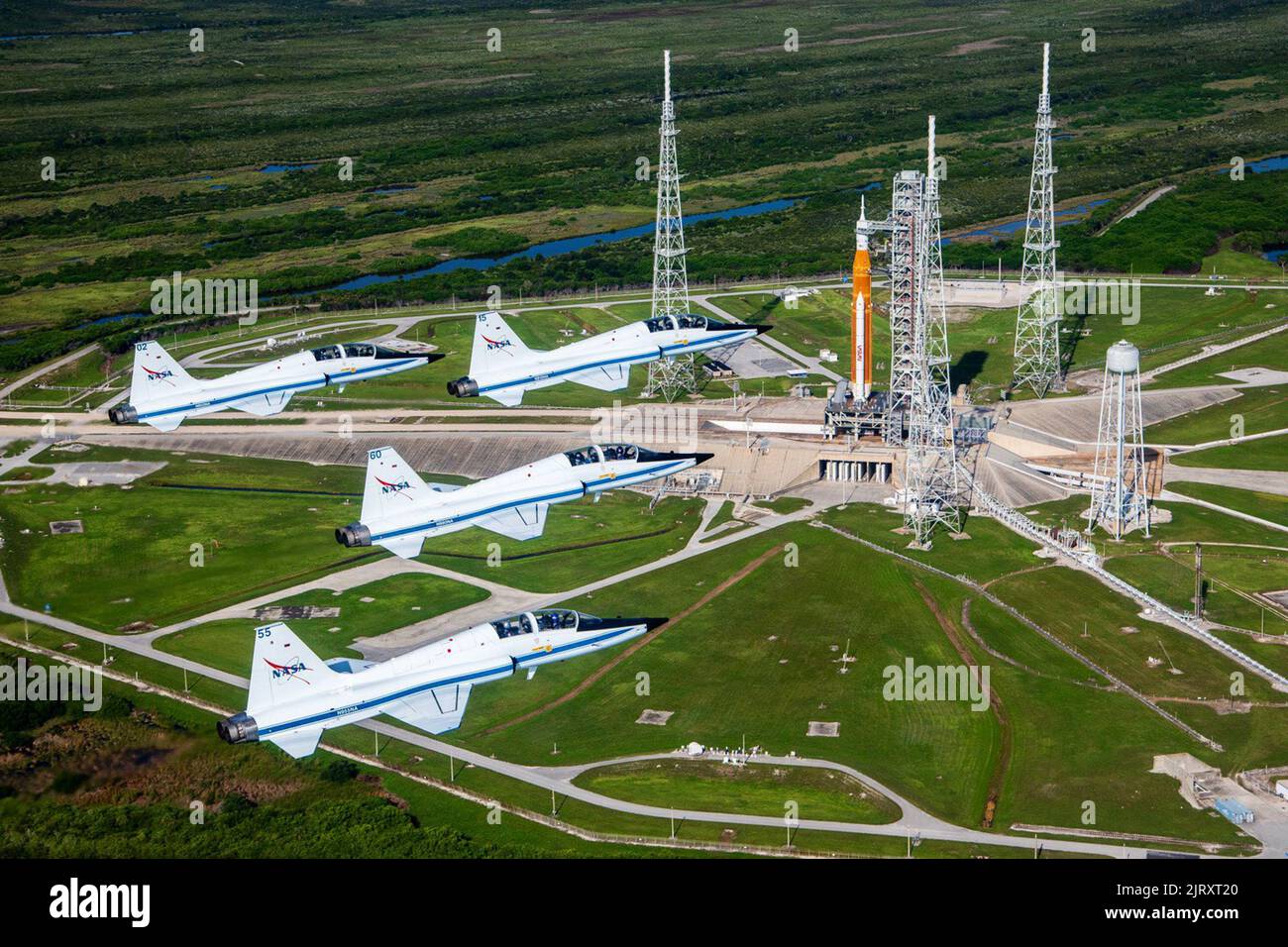 Floride, États-Unis. 26th août 2022. Cape Canaveral, États-Unis. 26th août 2022. Le T-38s de la NASA, un dispositif d'entraînement des astronautes, survole la fusée SLS (Space Launch System) sur le Launch Pad 39B au Centre spatial Kennedy, à Cape Canaveral, en Floride, sur 25 août 2022. Les engins spatiaux SLS et Orion de la mission Artemis I ne seront lancés qu'à 29 août 2022. NASA photo par Josh Valcarcel/UPI crédit: UPI/Alay Live News crédit: UPI/Alay Live News Banque D'Images