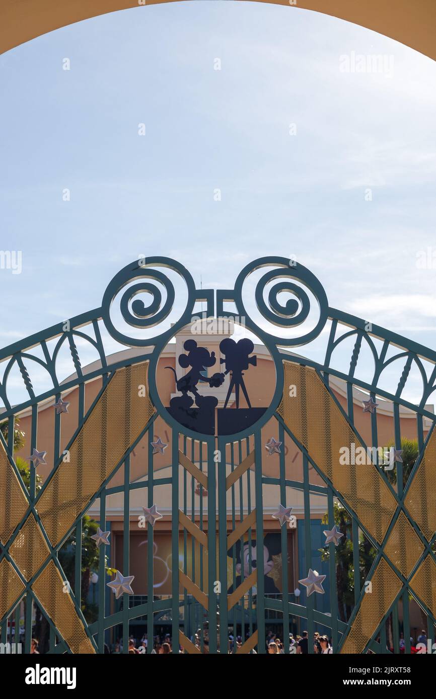 Une photo verticale des portes du parc Walt Disney Studios à Paris, en France Banque D'Images