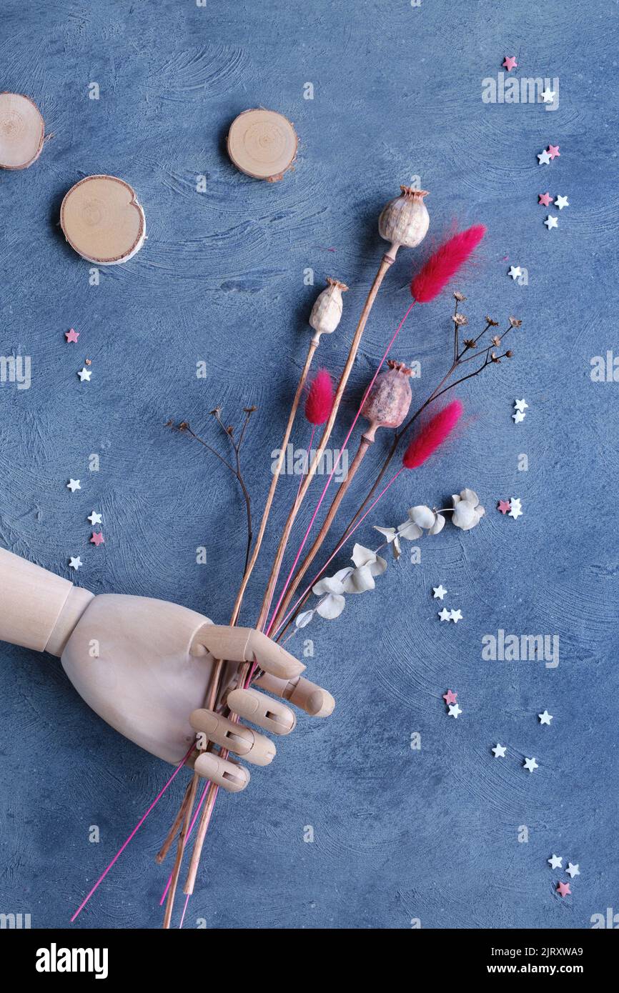 Arrière-plan d'automne avec des plantes sèches en bois main, modèle artistique en bois main. Coquelicot et lapin plantes de queue avec l'eucalyptus sec et des cercles en bois. Banque D'Images