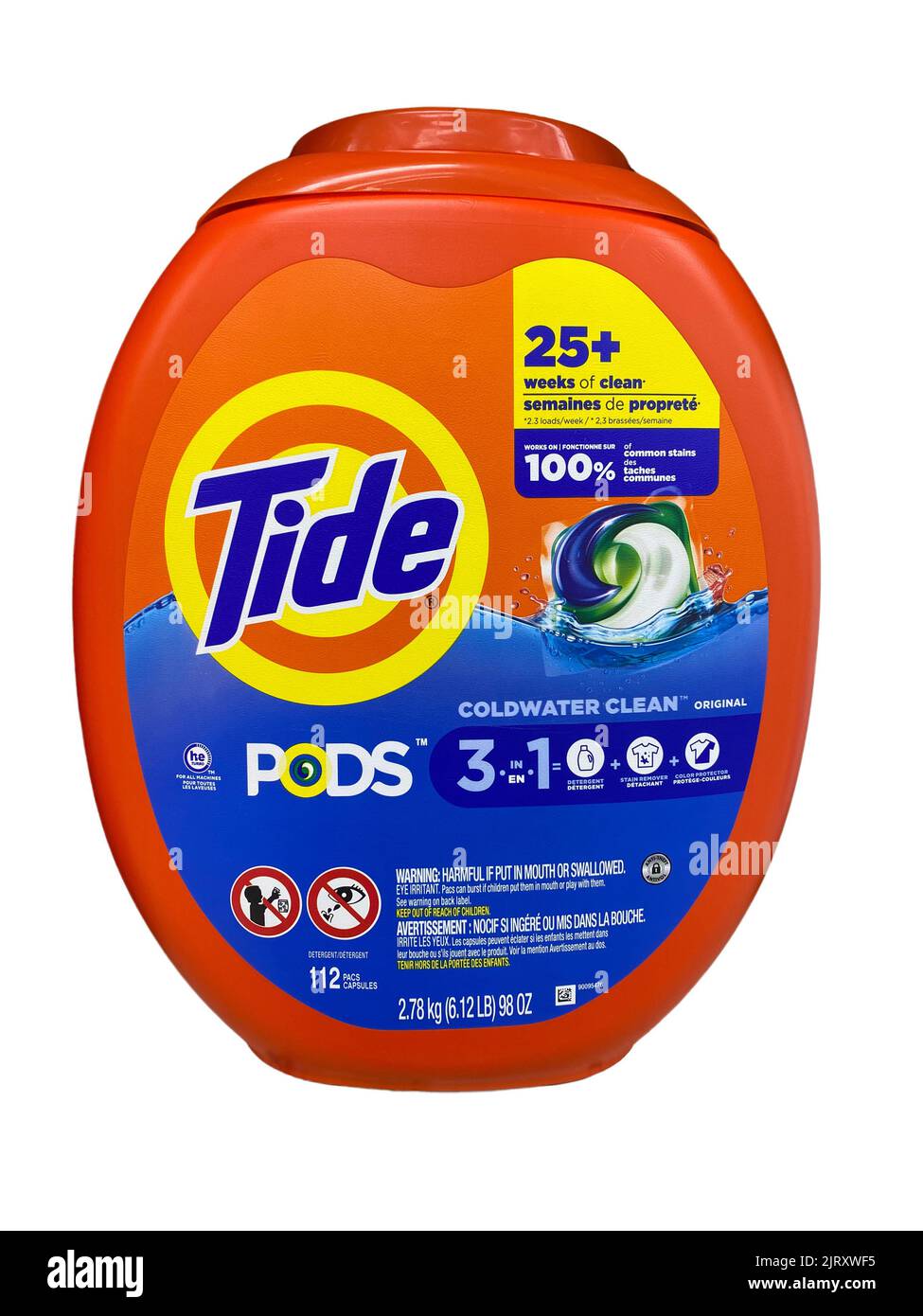 Les pastilles de détergent à lessive Tide dans le récipient sur fond blanc Banque D'Images
