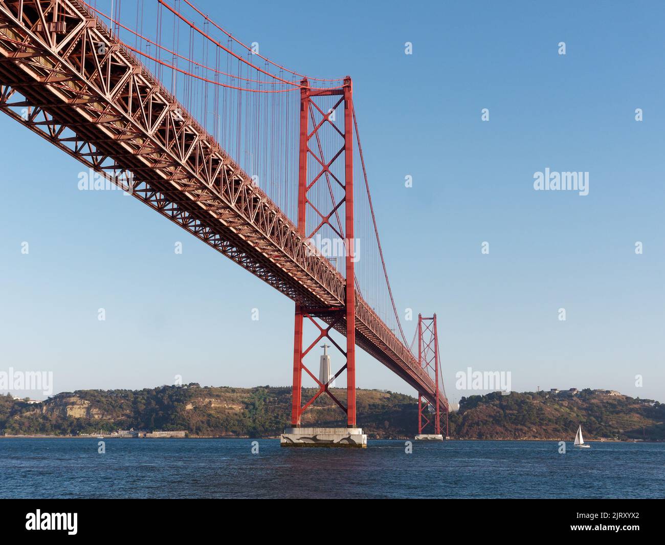 Le Ponte 25 de Abril (pont du 25th avril) enjambant le Tage à Lisbonne, Portugal. Christ le Roi monument milieu Banque D'Images
