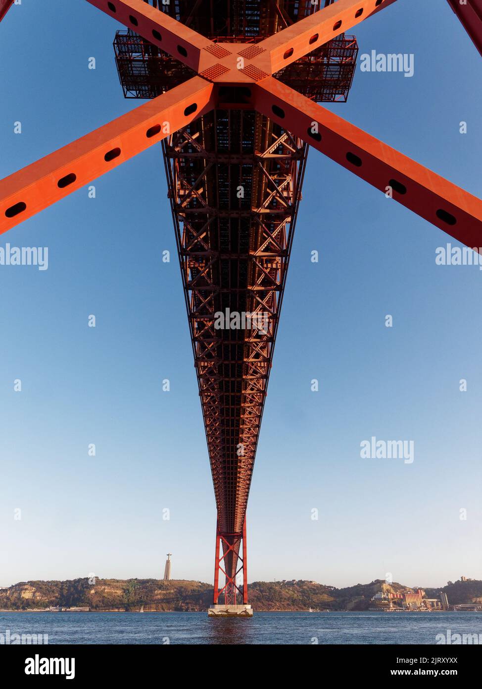 Le Ponte 25 de Abril (pont du 25th avril) enjambant le Tage à Lisbonne, Portugal. Christ le Roi monument bas. Banque D'Images