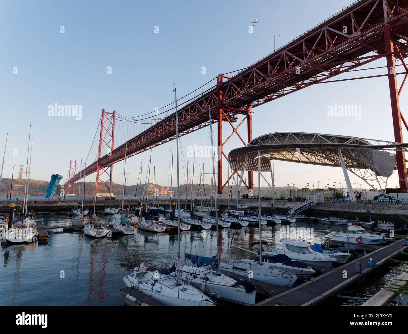 Le Ponte 25 de Abril (pont du 25th avril) enjambant le Tage à Lisbonne, Portugal. Banque D'Images