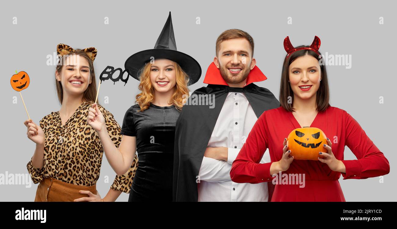 heureux souriant amis en costumes d'halloween Banque D'Images