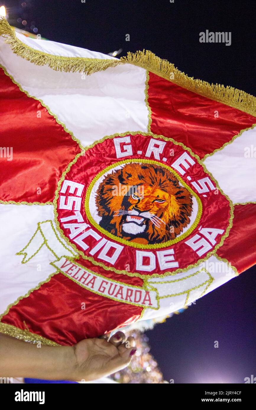 Drapeau de l'école de samba Beija Flor Rio de Janeiro, Brésil - 24 février 2019: Drapeau de l'école de samba Estácio de Sá pendant un événement à Rio de Janeiro. Banque D'Images