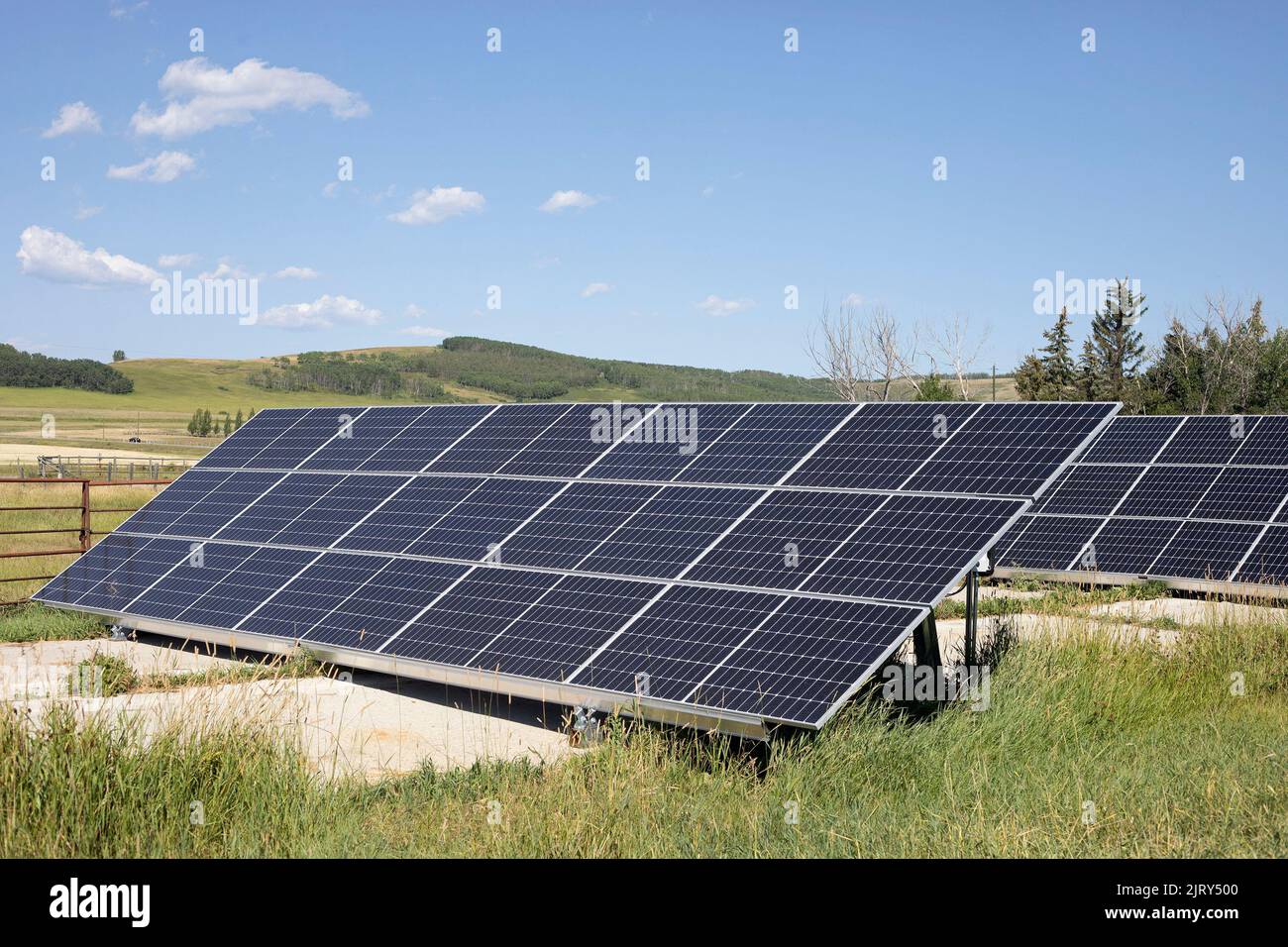 Panneaux solaires par temps ensoleillé. La centrale solaire photovoltaïque fournit de l'énergie renouvelable à une ferme de permaculture dans les régions rurales de l'Alberta, au Canada Banque D'Images