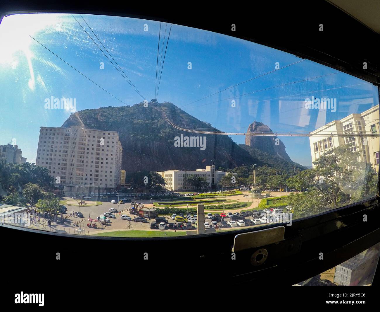 Morro da Urca vu par la fenêtre de Bondinho, Brésil - 26 juillet 2019: Vue de la Morro da Urca de l'intérieur du téléphérique qui accède à l'ap supérieure Banque D'Images