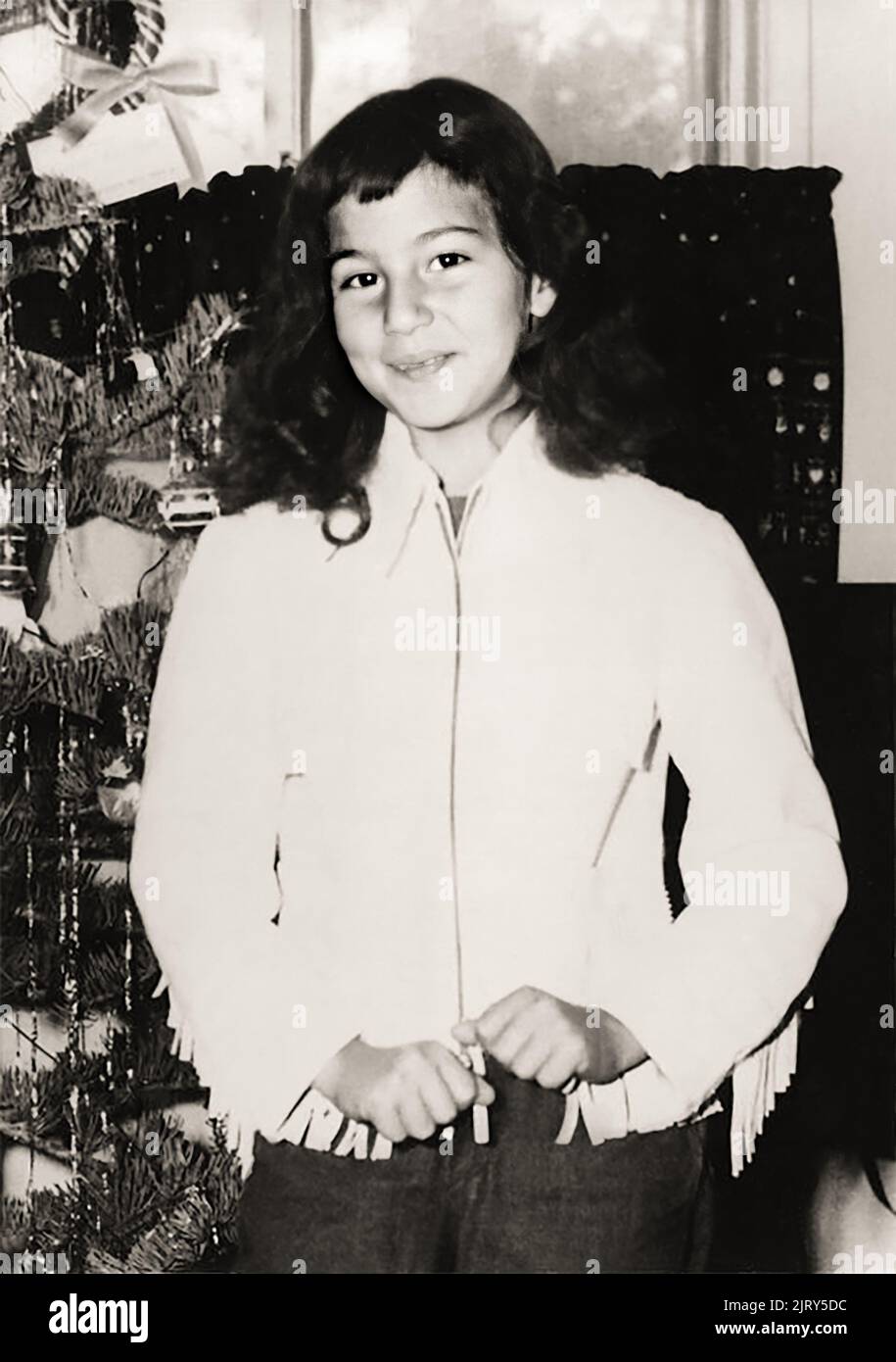1956 , décembre , USA : la célèbre chanteuse et actrice pop américaine CHER ( Cherilyn Sarkisian LaPierre , née le 20 mai 1946 ) quand était une jeune fille de 10 ans à Noël . Photographe inconnu. - HISTOIRE - FOTO STORICHE - Personalità da giovane giovani - ragazza - personnalités quand était jeune fille - FANTAZIA - ENFANCE - MUSIQUE POP - MUSICA - cantante - BAMBINI - BAMBINA - ENFANT - ENFANTS - BAMBINO - ENFANCE - INFANZIA - sourire - sorriso - ALBERO DI NATALE - arbre de Noël --- ARCHIVIO GBB Banque D'Images