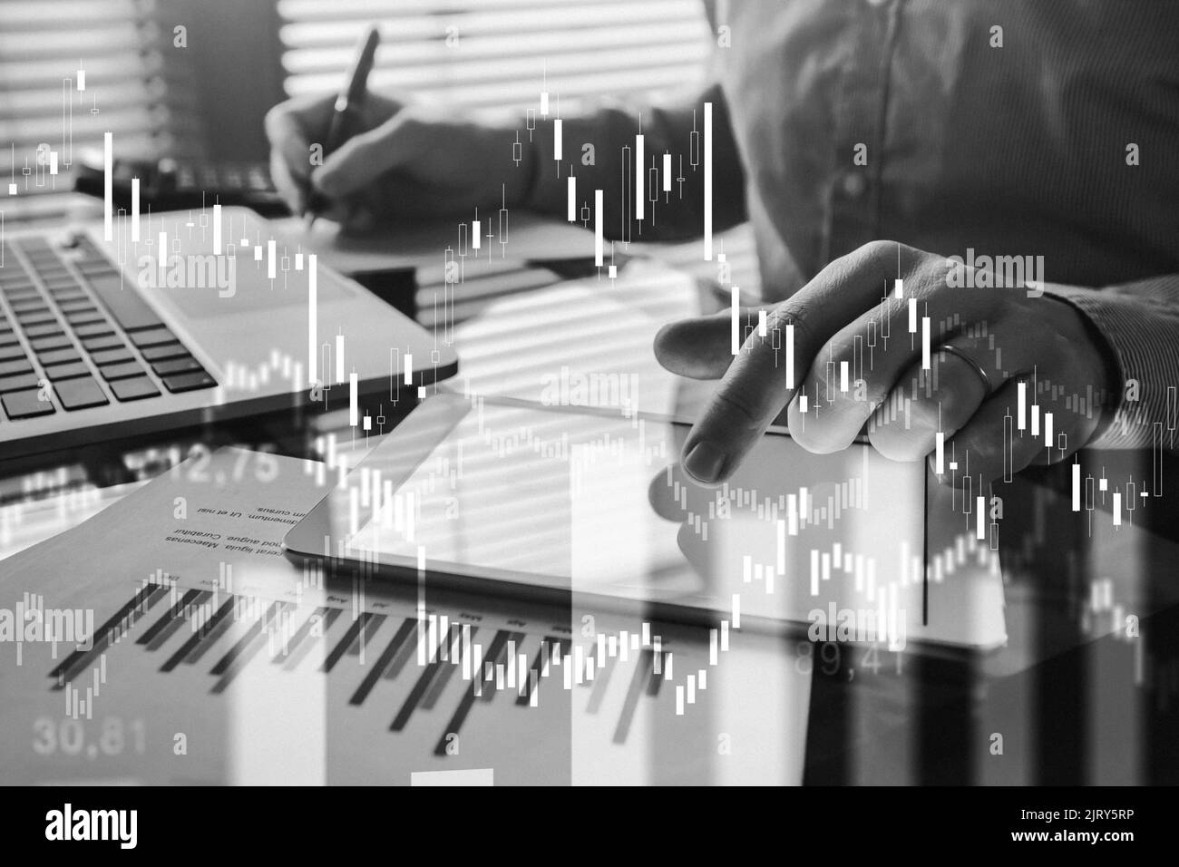 Crise économique, contexte financier. Double exposition de pièces de monnaie et billets de banque en dollars américains avec graphique économique chute en raison de covid-19 p. Banque D'Images