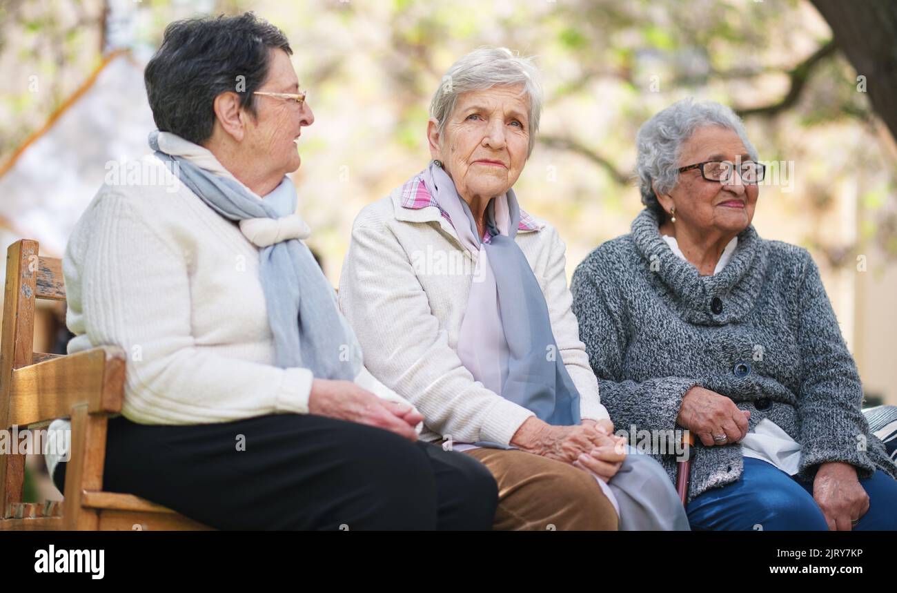 De vieilles femmes heureuses assis sur le banc dans le parc souriant heureux vie longue amis appréciant la retraite ensemble Banque D'Images
