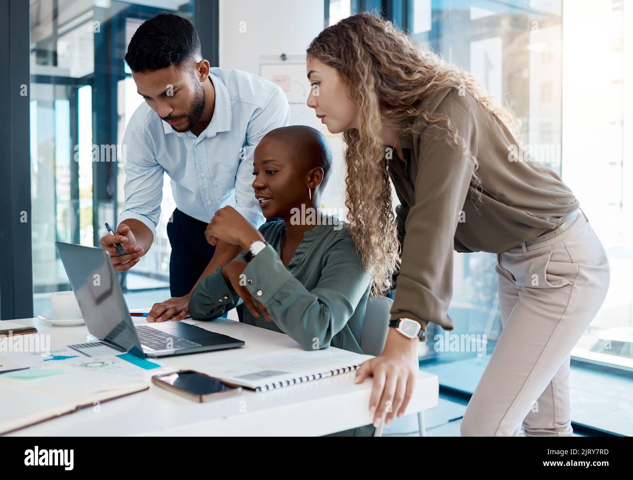 Collaboration d'équipe, marketing en ligne et planification d'ordinateurs portables pour des idées, l'inspiration et la stratégie dans la start-up. Les gens d'affaires dans le groupe de la diversité Banque D'Images