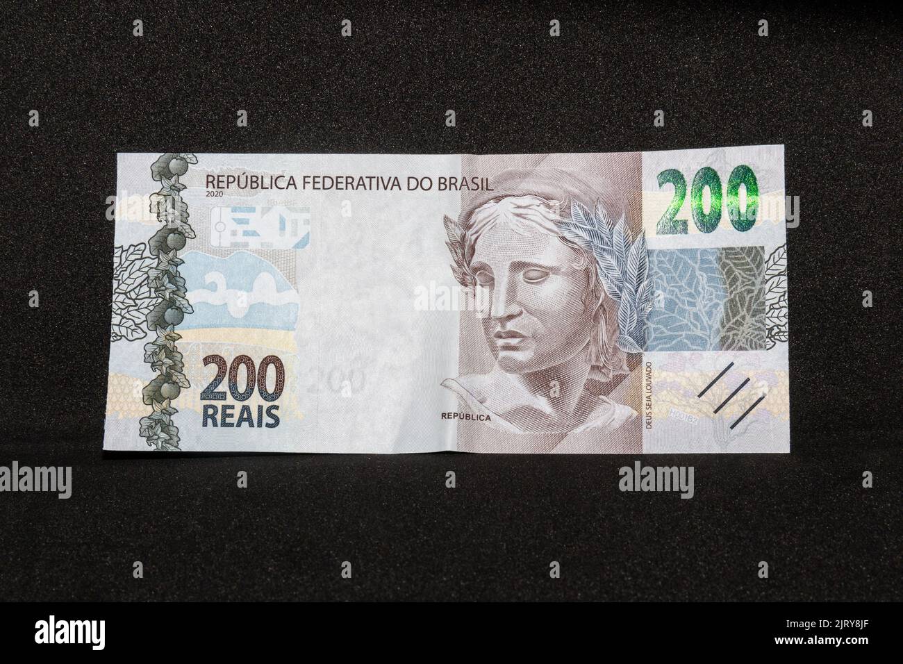 Devise brésilienne note deux cents reais avec fond noir. Banque D'Images