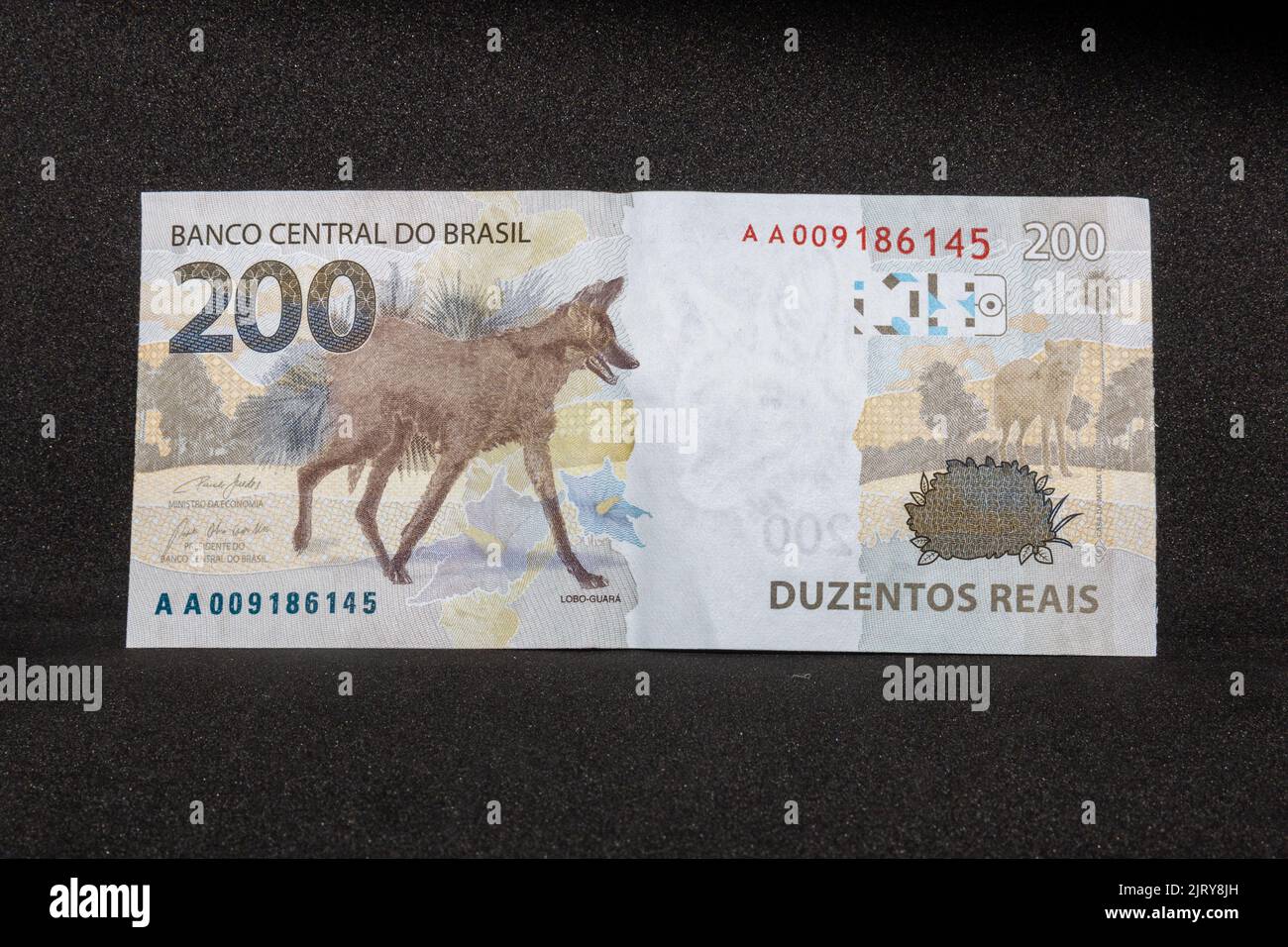Devise brésilienne note deux cents reais avec fond noir. Banque D'Images