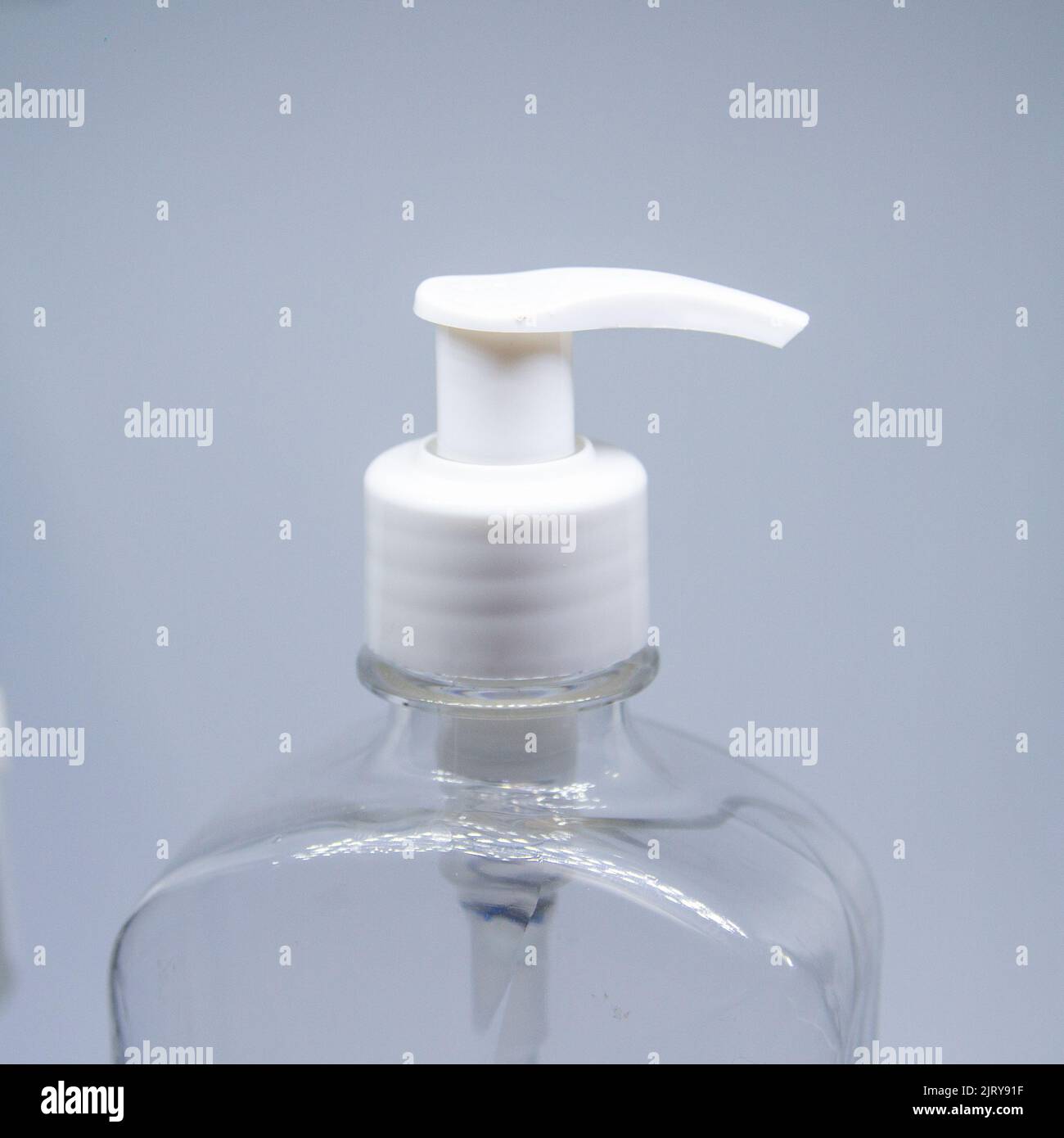 Pot transparent d'alcool gel avec couvercle blanc sur fond blanc au Brésil Banque D'Images