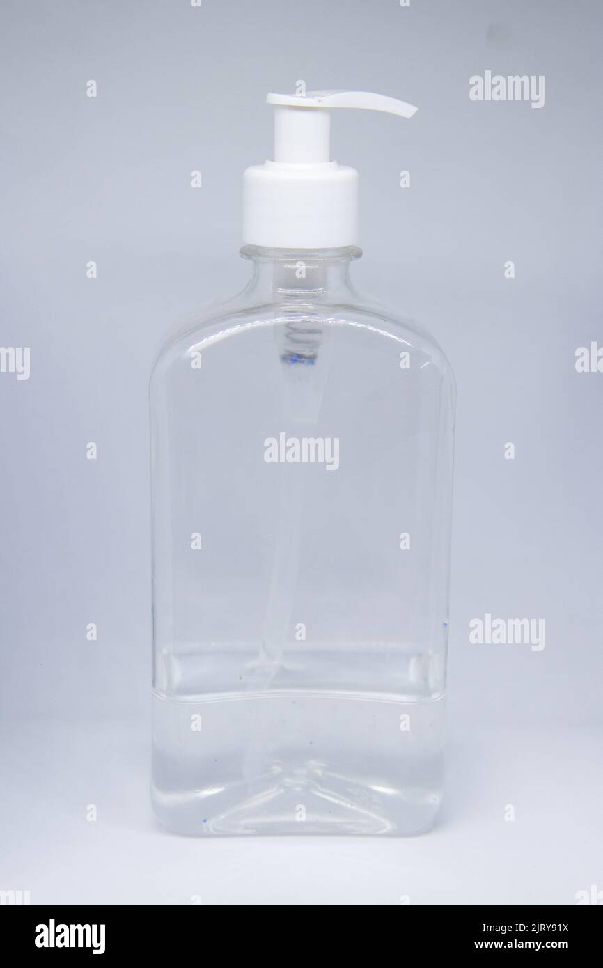 Pot transparent d'alcool gel avec couvercle blanc sur fond blanc au Brésil Banque D'Images