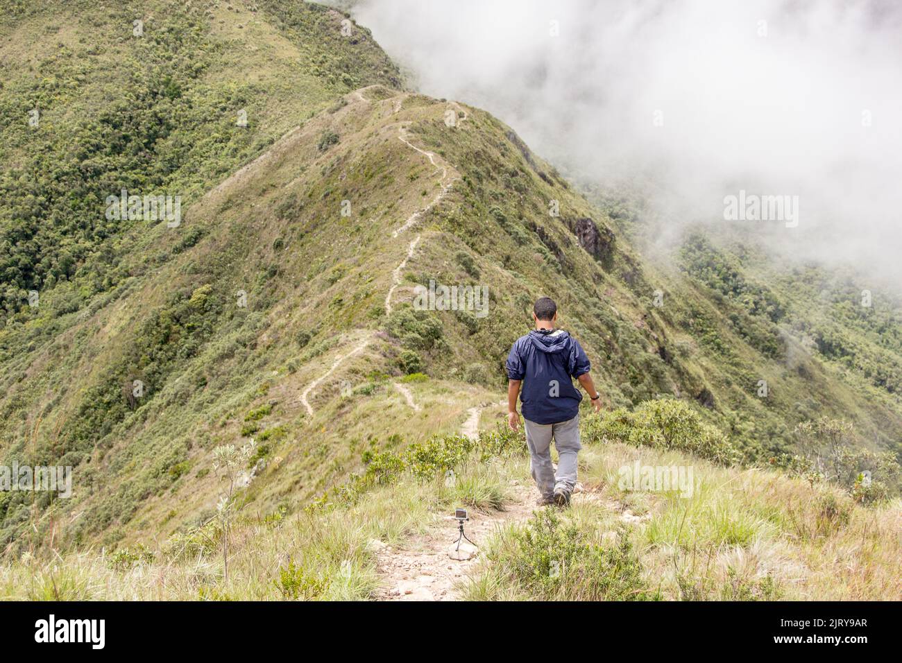 homme marchant sur la crête de la chaîne de montagnes ( serra fina ) à minas gerais. Banque D'Images
