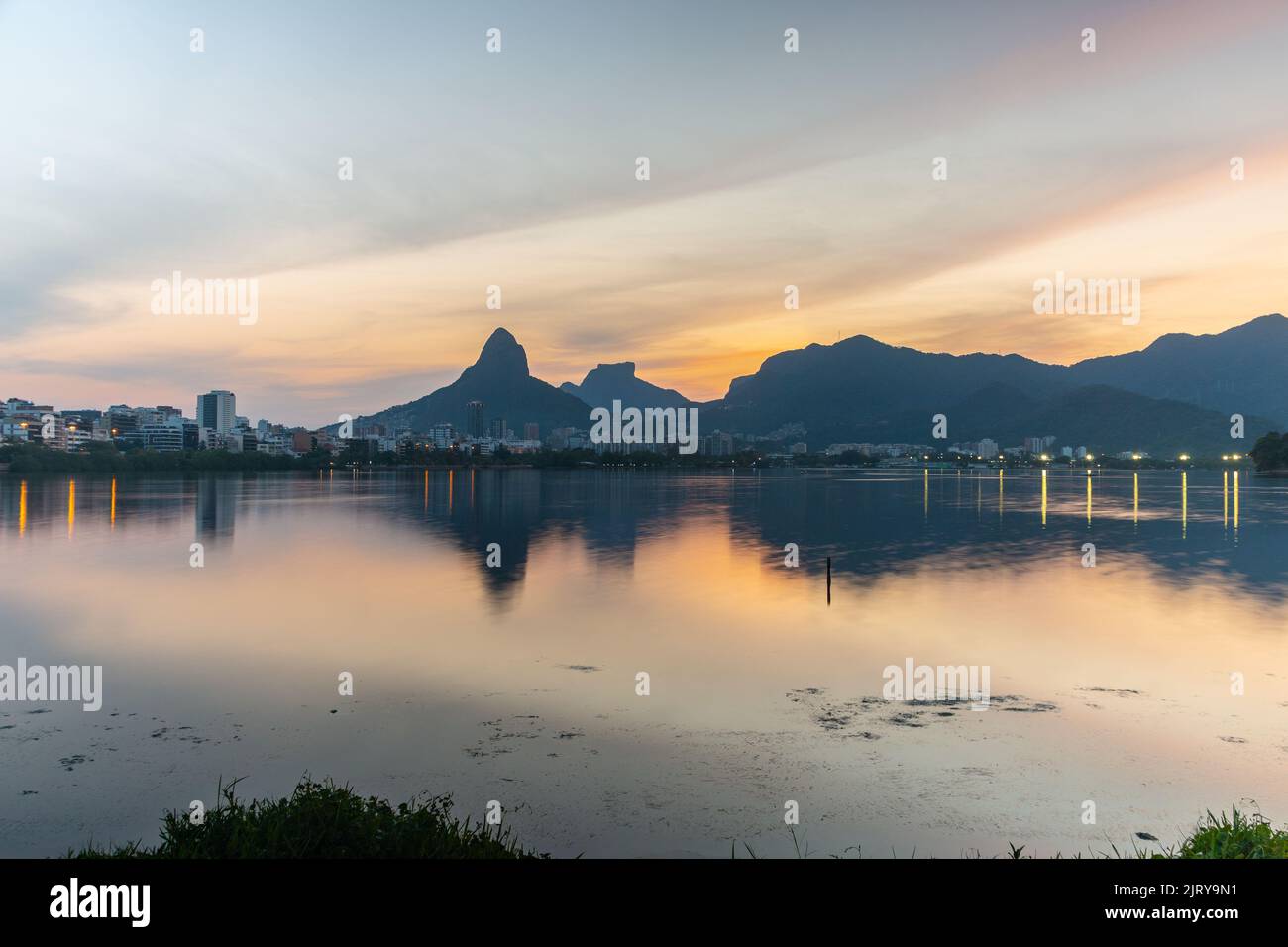 crépuscule dans le lagon rodrigo de freitas avec la pierre de gavea et les deux frères de colline dans le fond de rio de janeiro. Banque D'Images