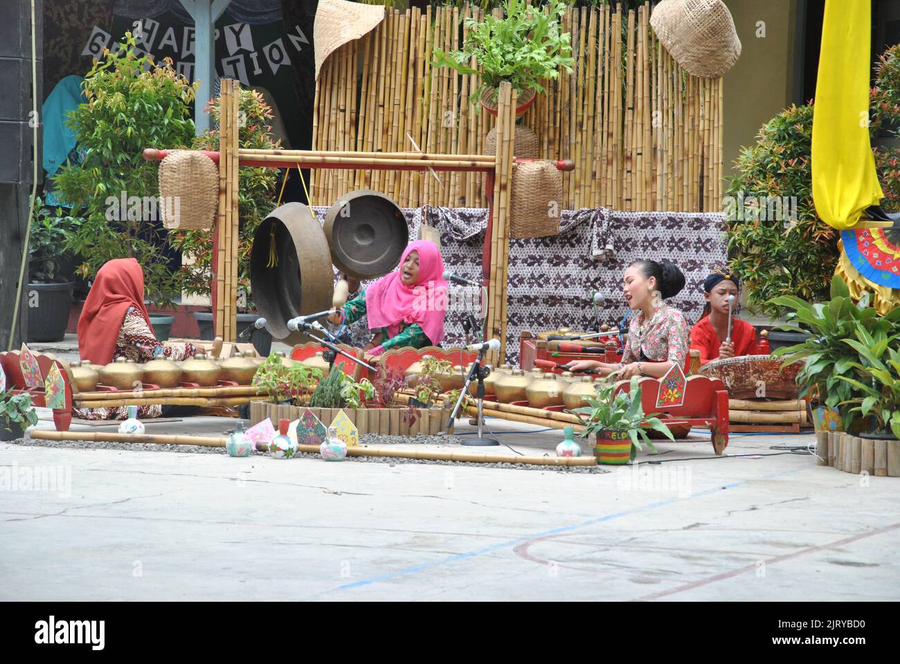 Tegal (INDONÉSIE), le 14 mai 2018 - Un groupe d'étudiants indonésiens joue des instruments de musique traditionnels pendant la cérémonie de remise des diplômes Banque D'Images