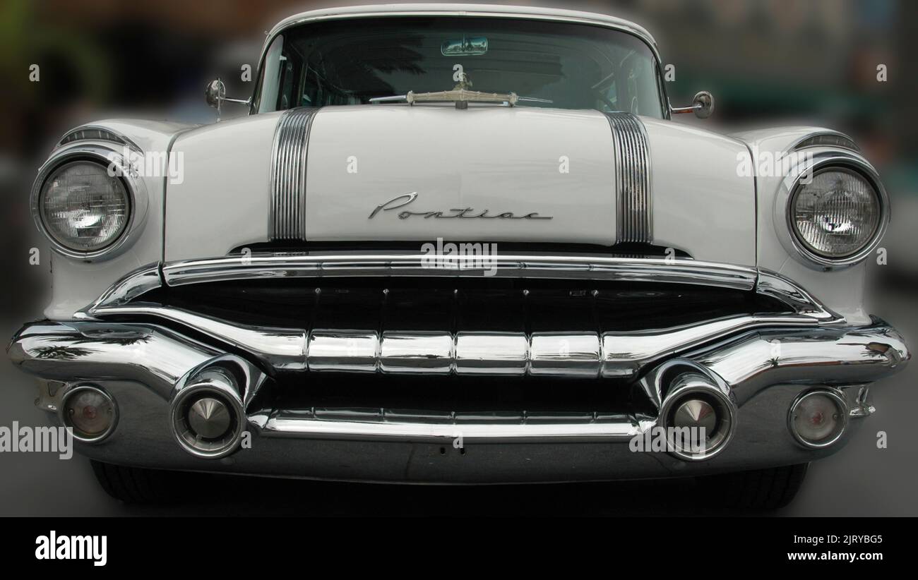 Les travaux de calandre 1956 de Pontiac sont un exemple de la forme d'art automobile américaine qui est devenue populaire dans les années 1950 et 1960. Banque D'Images