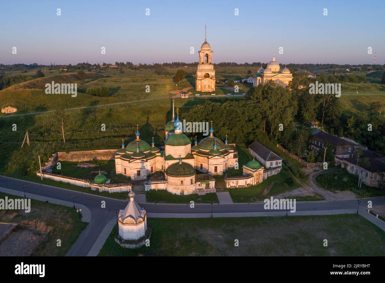 Anciens temples orthodoxes de la ville de Staritsa dans le paysage de juillet matin. Prise de vue à partir d'un quadricoptère. Région de Tver, Russie Banque D'Images