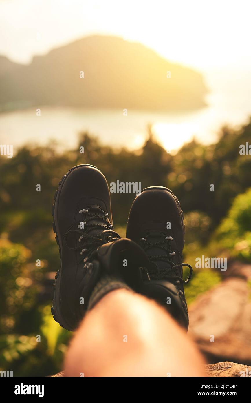 Mettez vos pieds et reposez-vous un moment. Point de vue photo d'un pied de touristes non identifiable comme il admire une vue sur l'île. Banque D'Images