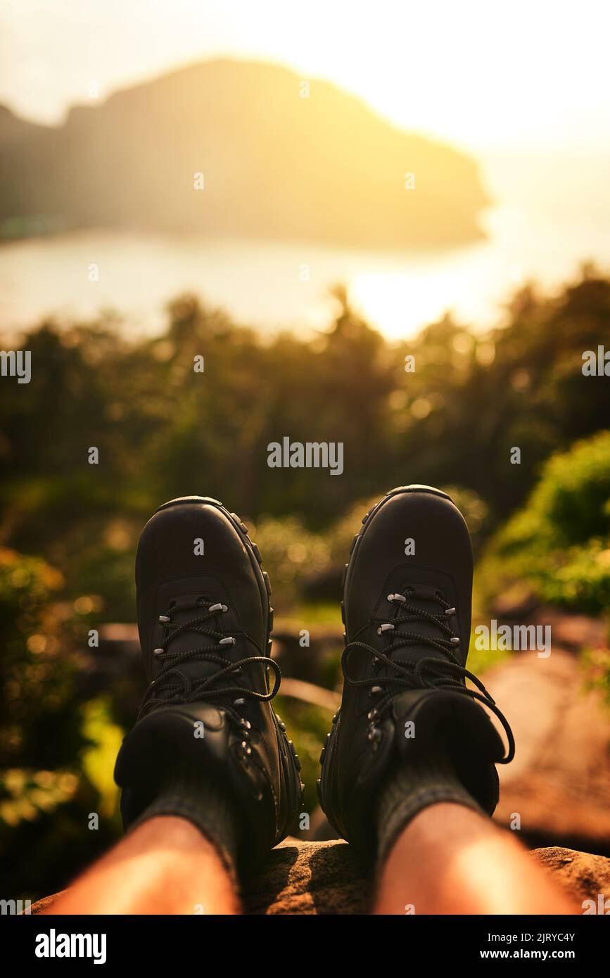 Ralentis de temps en temps. Point de vue photo d'un pied de touristes non identifiable comme il admire une vue sur l'île. Banque D'Images