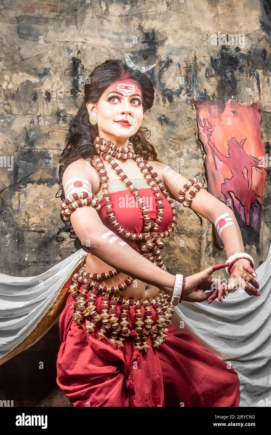 Concept Agomoni Shoot-formes de Parvati avec la robe traditionnelle comme la déesse Banque D'Images